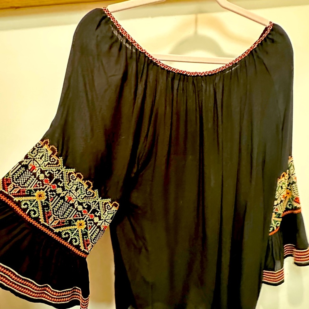 Max Studio brand new woman’s XL blouse embroidery peasant lovely